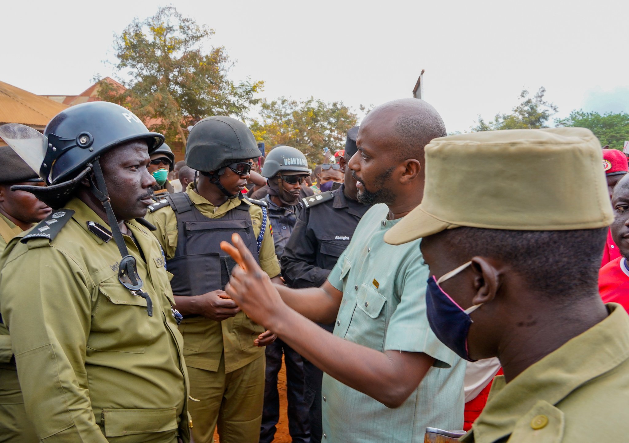 G2v8upxw0aa1nhh.jpg large