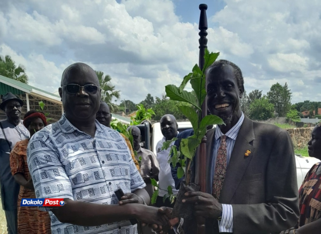 Otafiire+Amongi+return+to+Oyam+with+your+expired+politics.+Dont+smuggle+ 20260417 204550